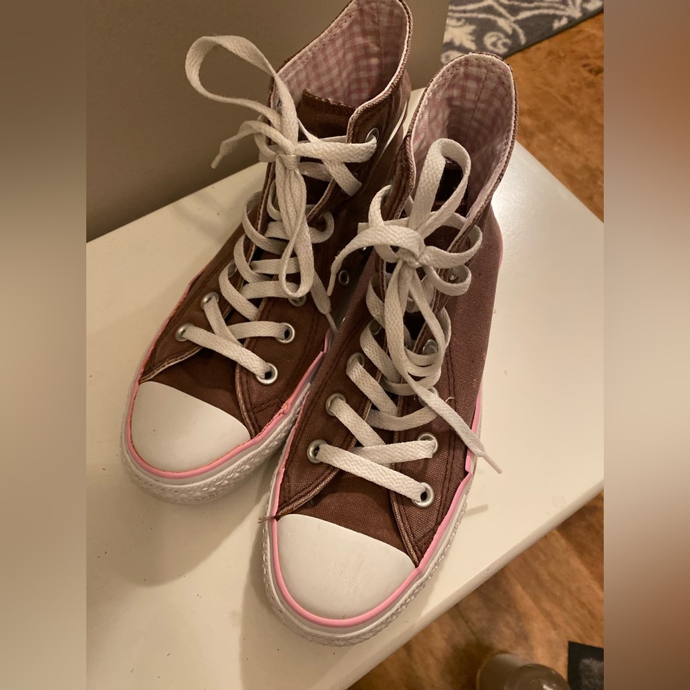 Brown chuck taylor hight top converse